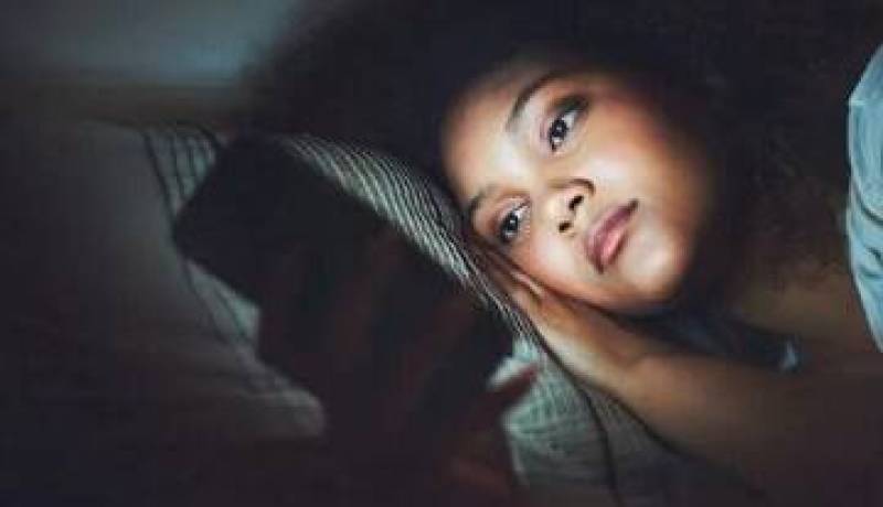 قبل از خواب نباید از موبایل استفاده کرد؟ پاسخ در فضا پیدا شد